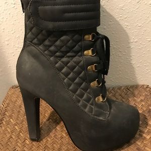 Size 8 boots very cute worn few times.